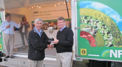 Simon Townsend of BASF presents the trophy to Nigel Bardsley. Simon Townsend (Left) of BASF presents the trophy to Nigel Bardsley.